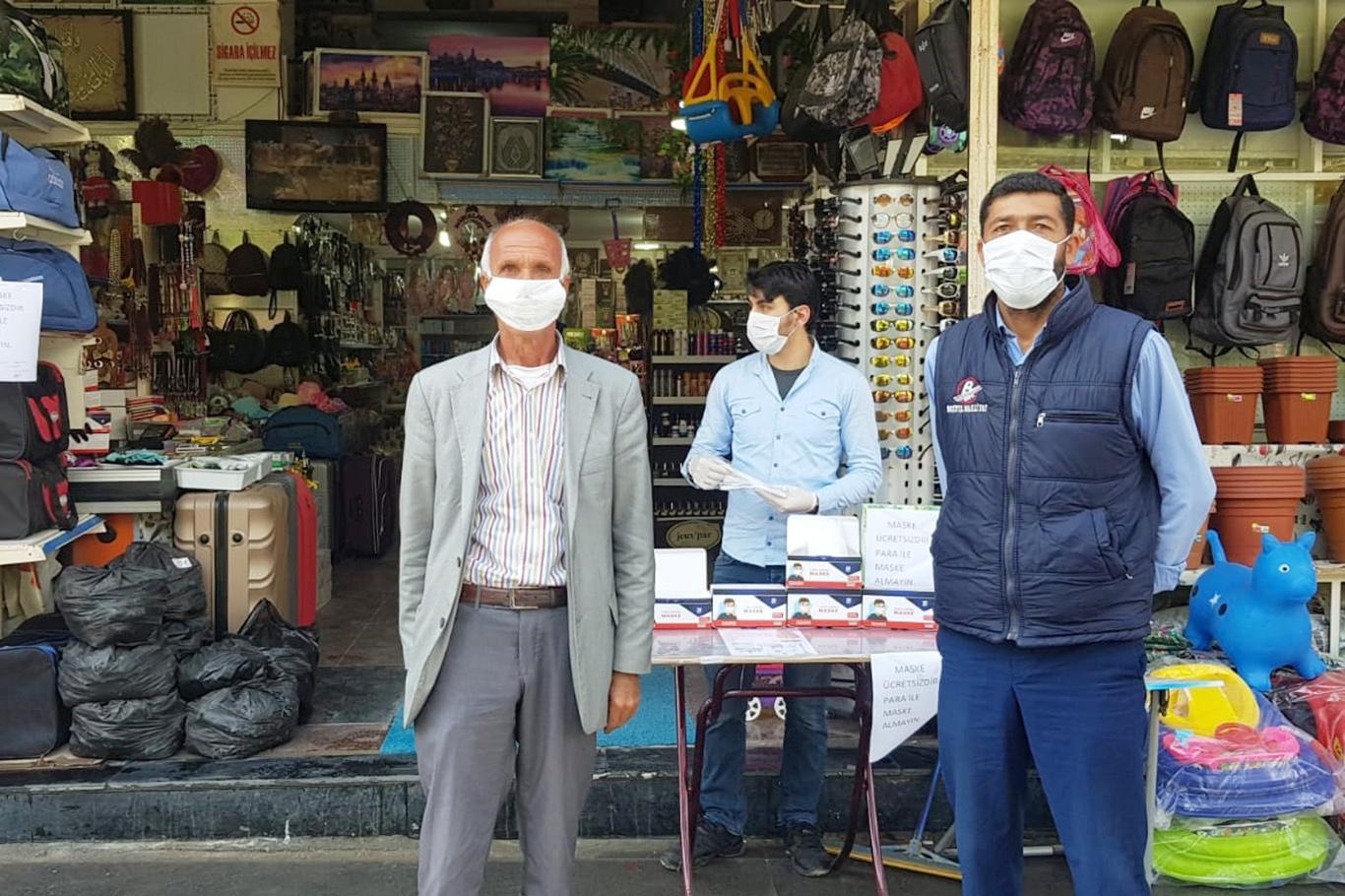 Esnaftan vatandaşa ücretsiz maske Esnaftan vatandaşa ücretsiz maske